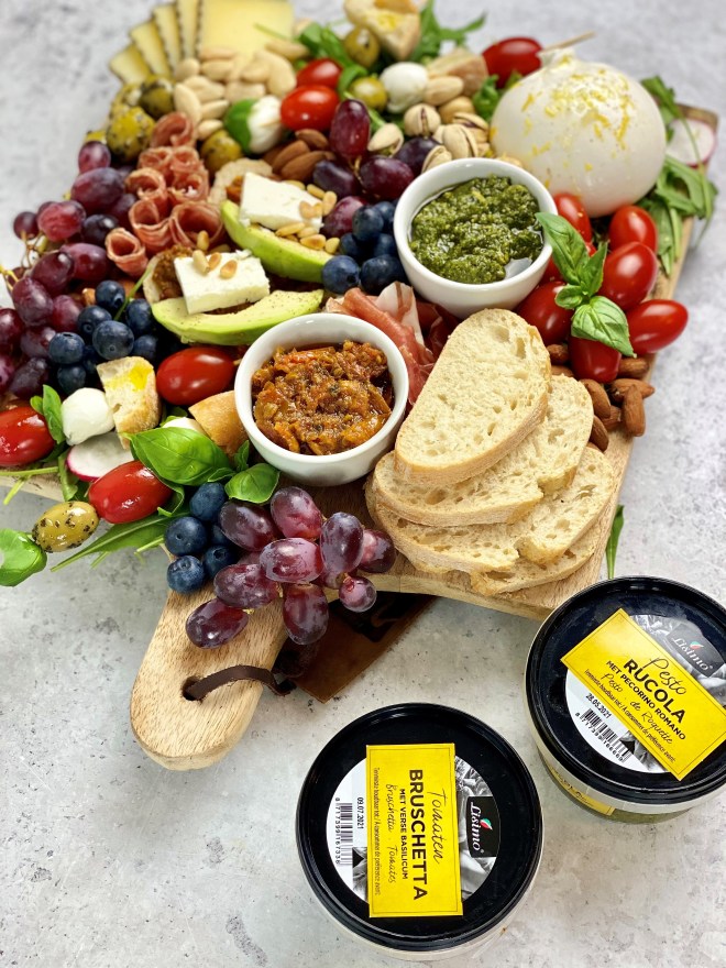 borrelplank inspiratie voor de horeca met koelverse tapenades van Lisimo