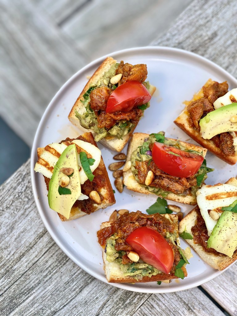 bruschetta met friszoete tomaten, avocado en haloumi