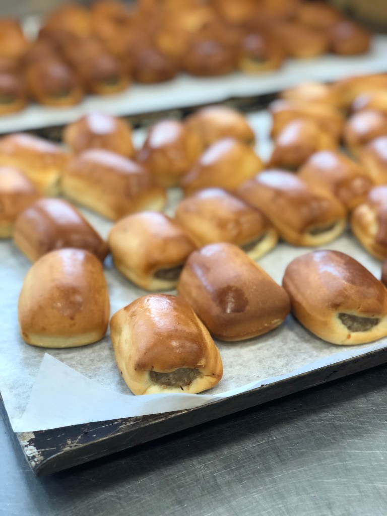 worstenbroodjes bakken met robert van beckhoven. recept voor klassieke brabantse worstenbroodjes.
